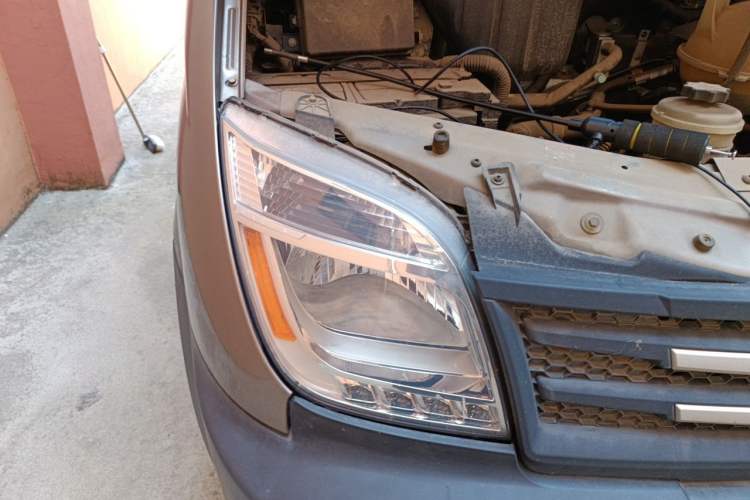 Used SAIC MAXUS Xintu V80 2015 2.5T AMT Aoyuntong Edition Short Wheelbase Mid-Height Right Front Headlight