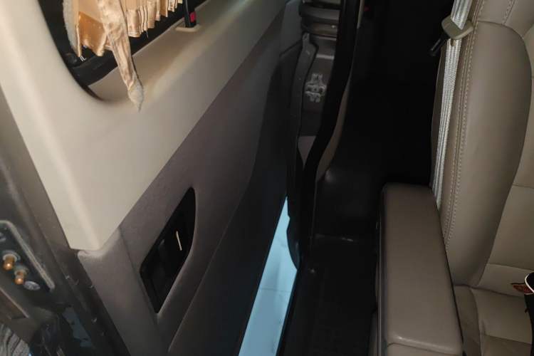 Used SAIC MAXUS Xintu V80 2015 2.5T Manual Zunjie Edition Short Wheelbase Low Roof Right Rear Door Interior
