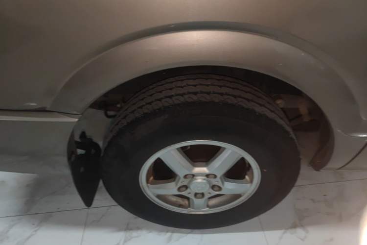 Used SAIC MAXUS Xintu V80 2015 2.5T Manual Zunjie Edition Short Wheelbase Low Roof Right Rear Wheel Hub