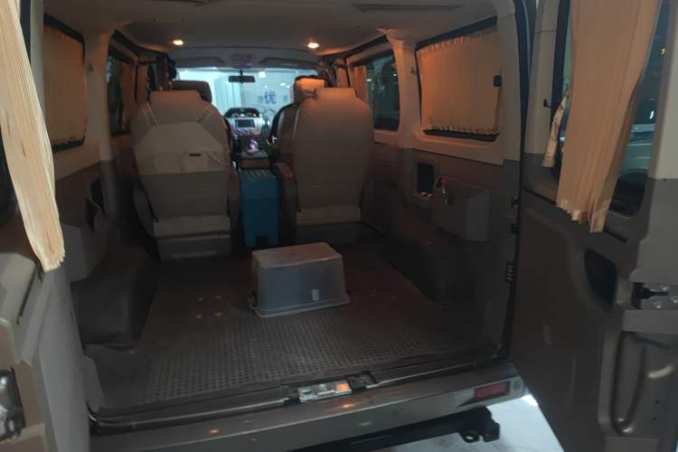 Used SAIC MAXUS Xintu V80 2015 2.5T Manual Zunjie Edition Short Wheelbase Low Roof Trunk