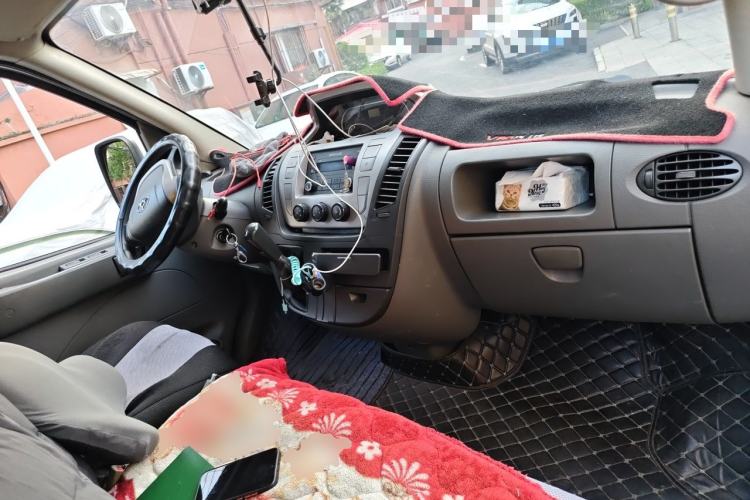Used SAIC MAXUS Xintu V80 2015 2.5T Manual Aoyuntong Version Short Wheelbase Mid-Roof Center Console
