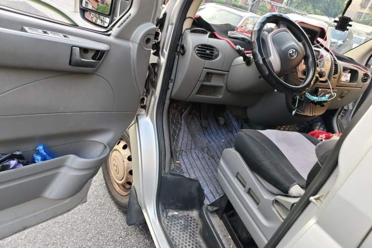Used SAIC MAXUS Xintu V80 2015 2.5T Manual Aoyuntong Version Short Wheelbase Mid-Roof Driver Seat