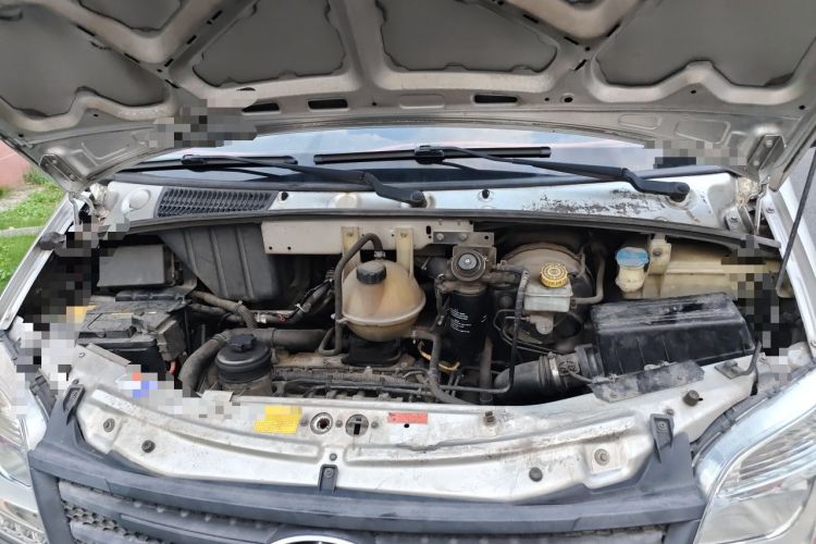 Used SAIC MAXUS Xintu V80 2015 2.5T Manual Aoyuntong Version Short Wheelbase Mid-Roof Engine Bay