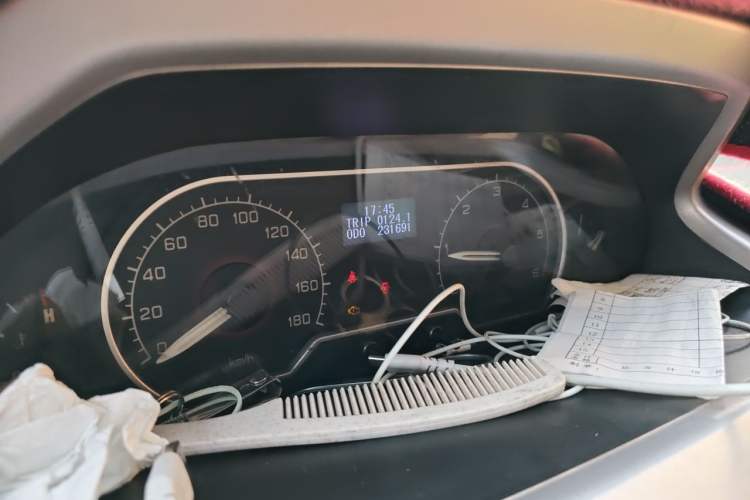 Used SAIC MAXUS Xintu V80 2015 2.5T Manual Aoyuntong Version Short Wheelbase Mid-Roof Instrument Cluster