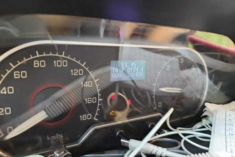 Used SAIC MAXUS Xintu V80 2015 2.5T Manual Aoyuntong Version Short Wheelbase Mid-Roof Odometer Close Up