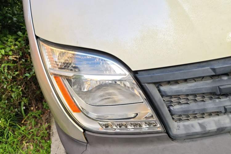 Used SAIC MAXUS Xintu V80 2015 2.5T Manual Aoyuntong Version Short Wheelbase Mid-Roof Right Front Headlight