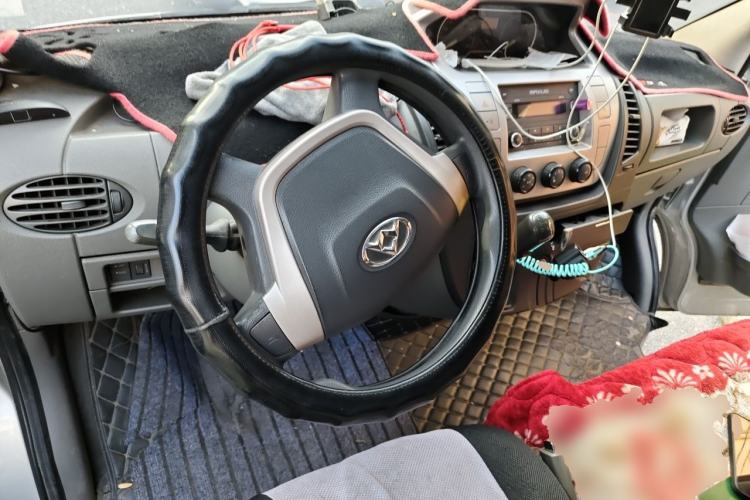 Used SAIC MAXUS Xintu V80 2015 2.5T Manual Aoyuntong Version Short Wheelbase Mid-Roof Steering Wheel