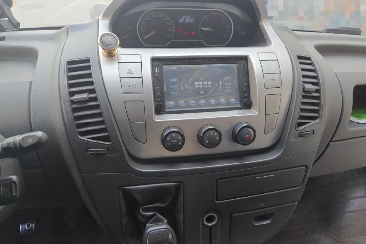 Used SAIC MAXUS Xintu V80 2015 2.5T Manual Aoyuntong Version Short Wheelbase Mid-Roof Audio And AC Panel