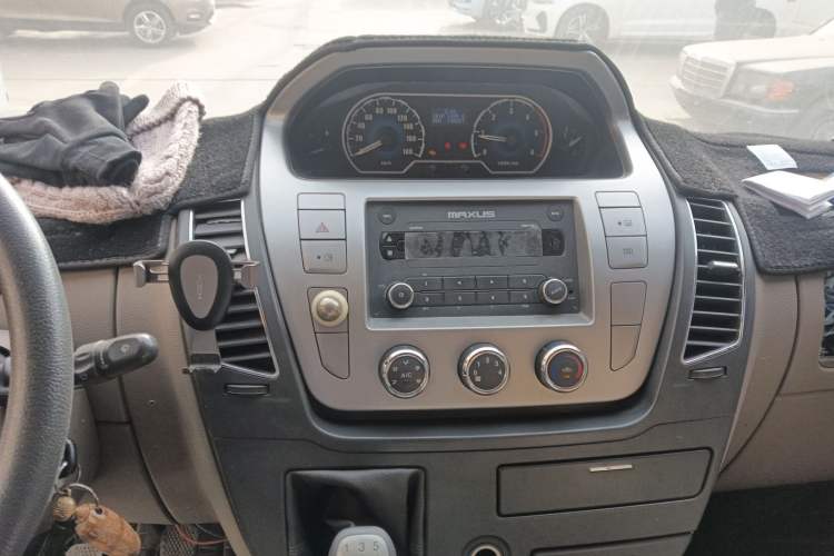 Used SAIC MAXUS Xintu V80 2015 2.5T Manual Zunjie Edition Short Wheelbase Mid-Height Configuration Audio And AC Panel