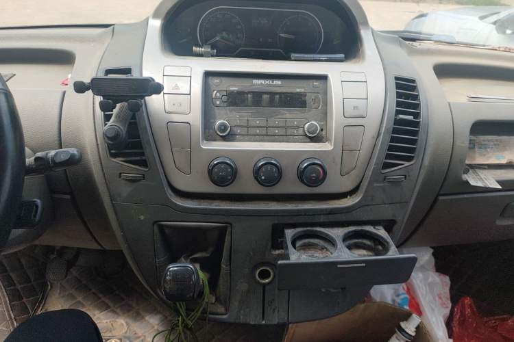Used SAIC MAXUS Xintu V80 2015 2.5T Manual Aoyuntong Version Short Wheelbase Mid-Roof Audio And AC Panel