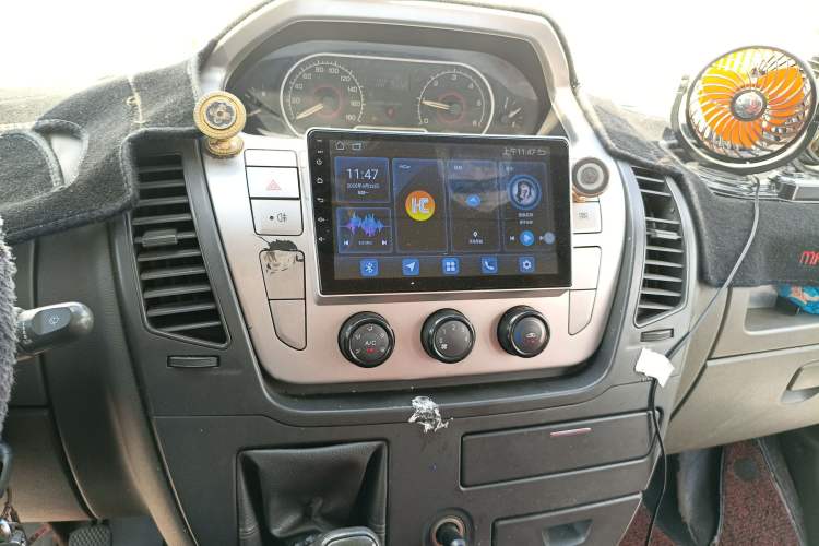 Used SAIC MAXUS Xintu V80 2015 2.5T Manual Aoyuntong Version Short Wheelbase Mid-Roof Audio And AC Panel