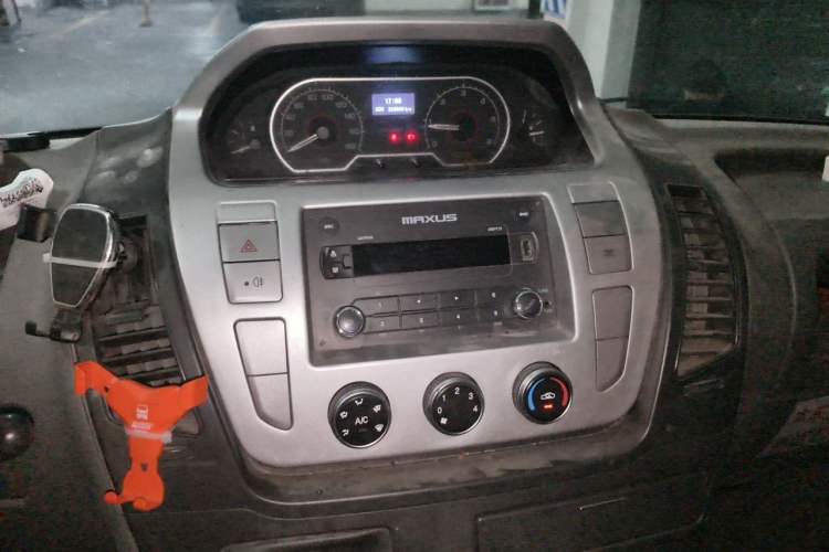 Used SAIC MAXUS Xintu V80 2015 2.5T Manual Aoyuntong Version Short Wheelbase Low Roof Audio And AC Panel