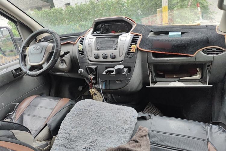 Used SAIC MAXUS Xintu V80 2015 2.5T Manual Aoyuntong Version Long Wheelbase Mid-Height Roof Center Console