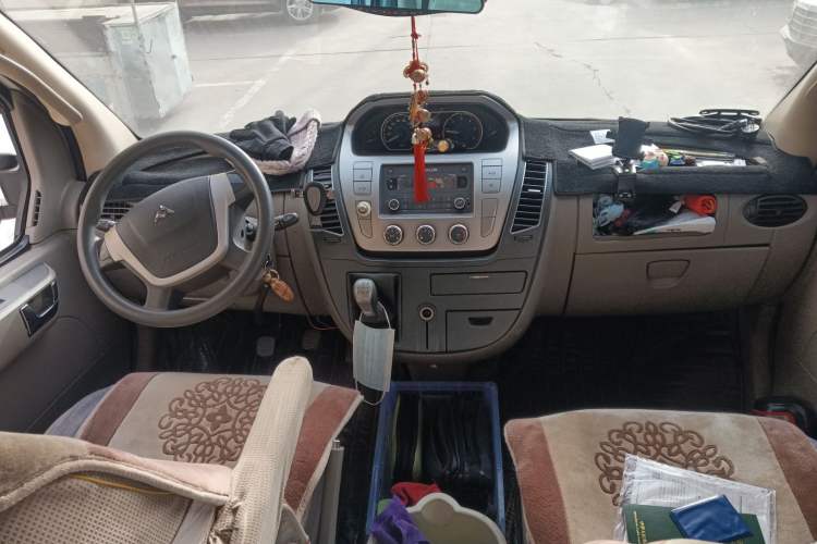 Used SAIC MAXUS Xintu V80 2015 2.5T Manual Zunjie Edition Short Wheelbase Mid-Height Configuration Center Console