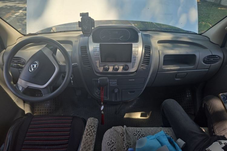Used SAIC MAXUS Xintu V80 2015 2.5T AMT Aoyuntong Version Long Wheelbase Mid-Roof Center Console