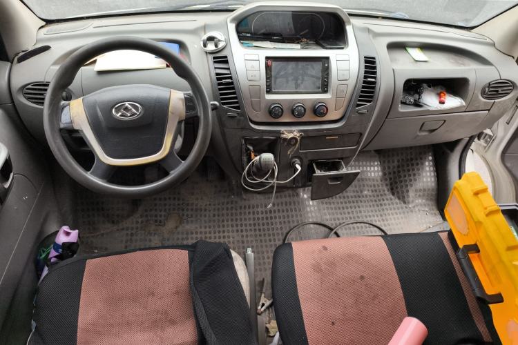 Used SAIC MAXUS Xintu V80 2015 2.5T Manual Aoyuntong Version Short Wheelbase Mid-Roof Center Console