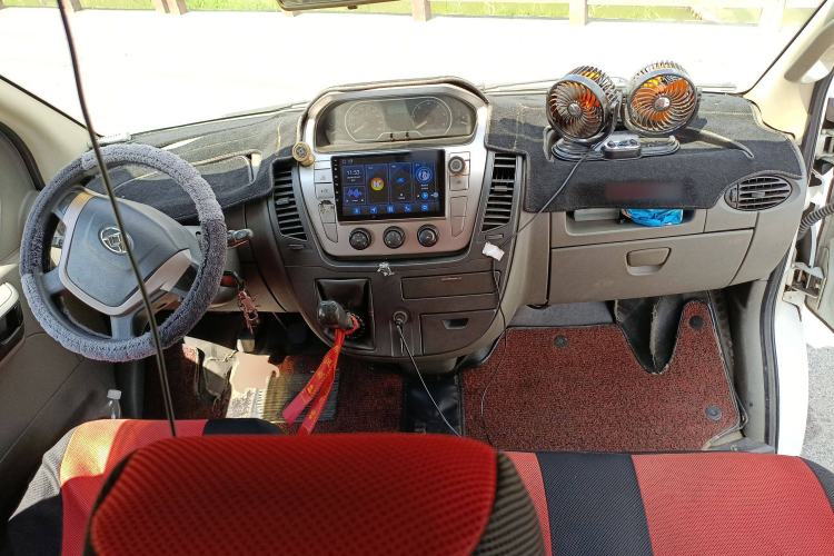 Used SAIC MAXUS Xintu V80 2015 2.5T Manual Aoyuntong Version Short Wheelbase Mid-Roof Center Console