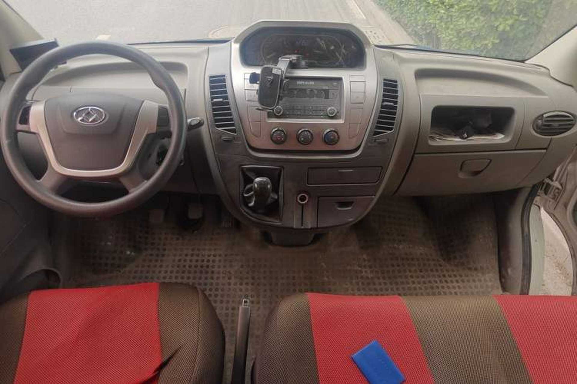 Used SAIC MAXUS Xintu V80 2015 2.5T AMT Aoyuntong Edition Short Wheelbase Mid-Height Center Console