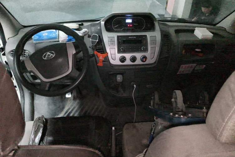 Used SAIC MAXUS Xintu V80 2015 2.5T Manual Aoyuntong Version Short Wheelbase Low Roof Center Console