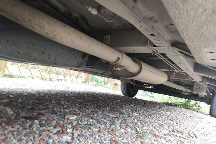 Used SAIC MAXUS Xintu V80 2015 2.5T Manual Aoyuntong Version Long Wheelbase Mid-Height Roof Chassis Front Left