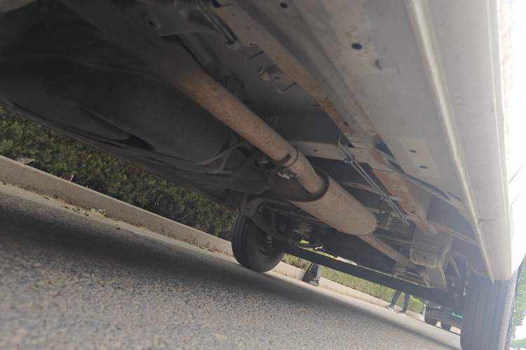 Used SAIC MAXUS Xintu V80 2015 2.5T AMT Aoyuntong Edition Short Wheelbase Mid-Height Chassis Front Left