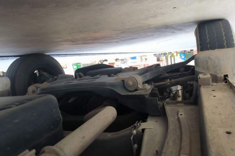 Used SAIC MAXUS Xintu V80 2015 2.5T Manual Aoyuntong Version Short Wheelbase Mid-Roof Chassis Front Left