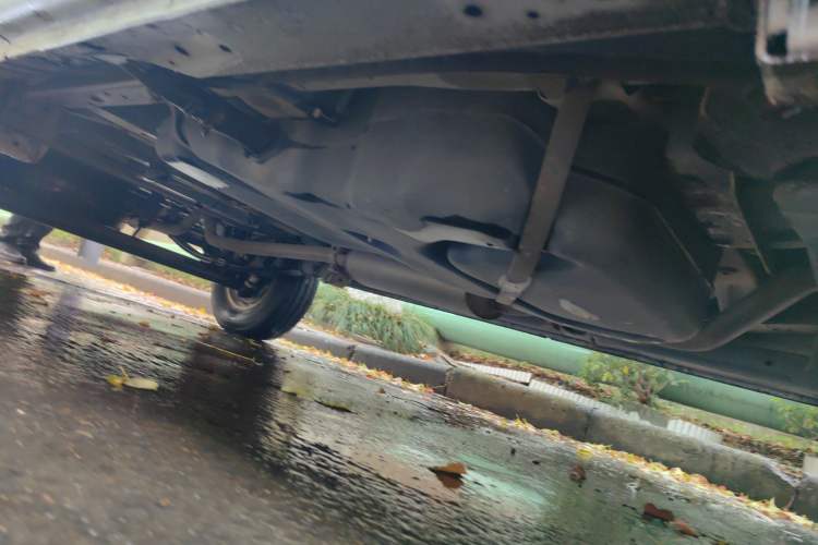 Used SAIC MAXUS Xintu V80 2015 2.5T AMT Aoyuntong Edition Short Wheelbase Low Roof Chassis Front Right