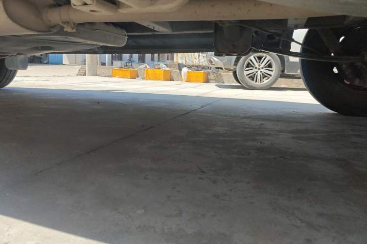 Used SAIC MAXUS Xintu V80 2015 2.5T Manual Aoyuntong Version Short Wheelbase Mid-Roof Chassis Rear Left