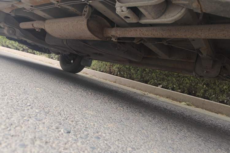Used SAIC MAXUS Xintu V80 2015 2.5T AMT Aoyuntong Edition Short Wheelbase Mid-Height Chassis Rear Left