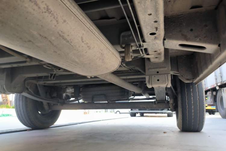 Used SAIC MAXUS Xintu V80 2015 2.5T Manual Aoyuntong Version Short Wheelbase Mid-Roof Chassis Rear Left