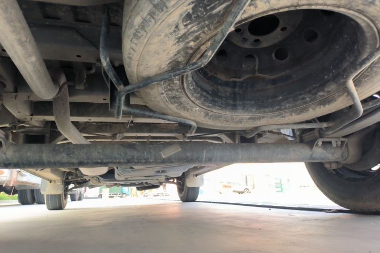 Used SAIC MAXUS Xintu V80 2015 2.5T Manual Aoyuntong Version Short Wheelbase Mid-Roof Chassis Rear