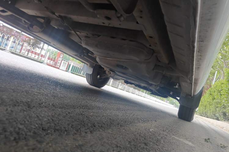 Used SAIC MAXUS Xintu V80 2015 2.5T AMT Aoyuntong Edition Short Wheelbase Mid-Height Chassis Rear Right