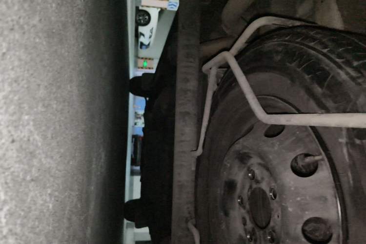 Used SAIC MAXUS Xintu V80 2015 2.5T Manual Aoyuntong Version Short Wheelbase Low Roof Chassis Rear