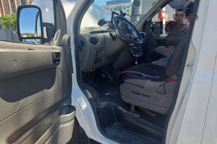 Used SAIC MAXUS Xintu V80 2015 2.5T AMT Aoyuntong Version Long Wheelbase Mid-Roof Driver Seat