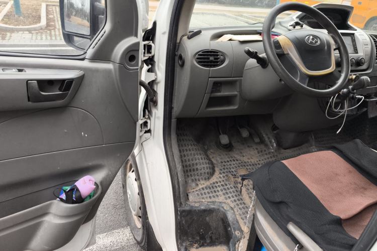 Used SAIC MAXUS Xintu V80 2015 2.5T Manual Aoyuntong Version Short Wheelbase Mid-Roof Driver Seat