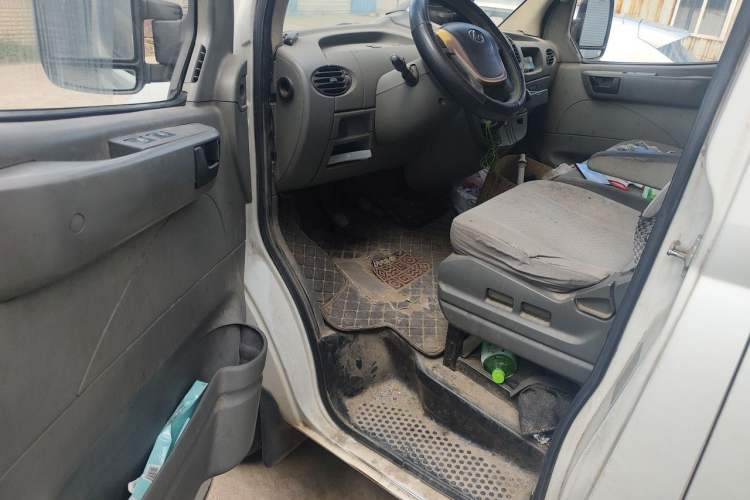 Used SAIC MAXUS Xintu V80 2015 2.5T Manual Aoyuntong Version Short Wheelbase Mid-Roof Driver Seat