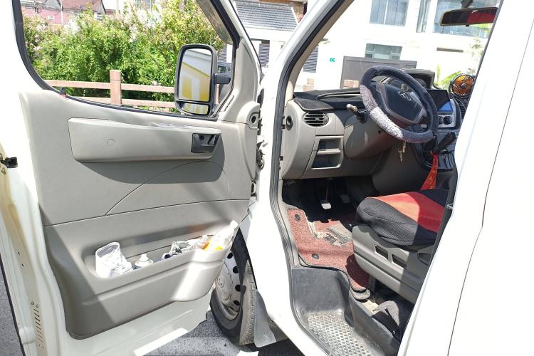 Used SAIC MAXUS Xintu V80 2015 2.5T Manual Aoyuntong Version Short Wheelbase Mid-Roof Driver Seat