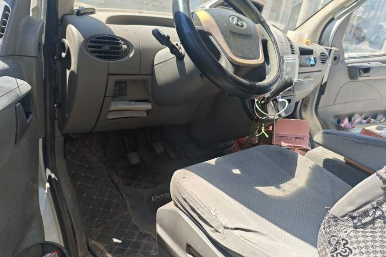 Used SAIC MAXUS Xintu V80 2015 2.5T Manual Aoyuntong Version Short Wheelbase Mid-Roof Driver Seat