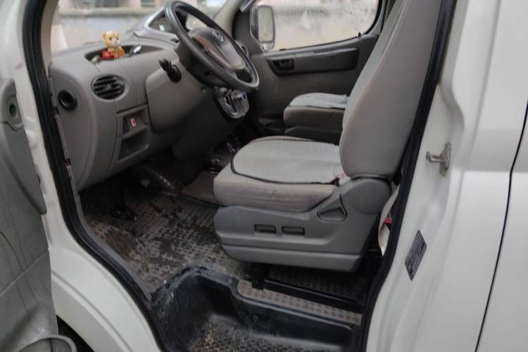 Used SAIC MAXUS Xintu V80 2015 2.5T AMT Aoyuntong Edition Short Wheelbase Low Roof Driver Seat