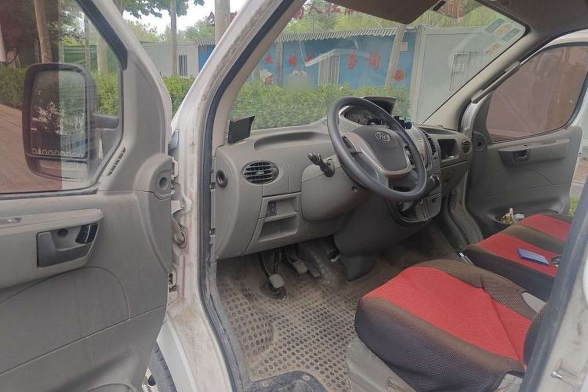 Used SAIC MAXUS Xintu V80 2015 2.5T AMT Aoyuntong Edition Short Wheelbase Mid-Height Driver Seat