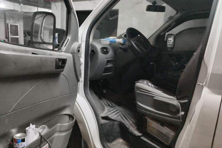 Used SAIC MAXUS Xintu V80 2015 2.5T Manual Aoyuntong Version Short Wheelbase Low Roof Driver Seat