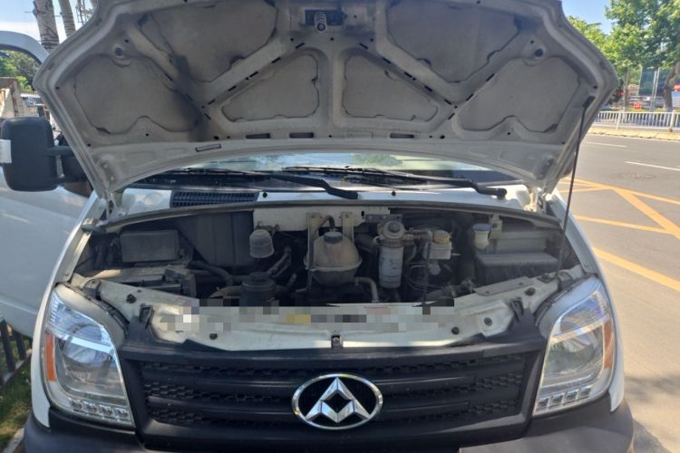 Used SAIC MAXUS Xintu V80 2015 2.5T AMT Aoyuntong Version Long Wheelbase Mid-Roof Engine Bay