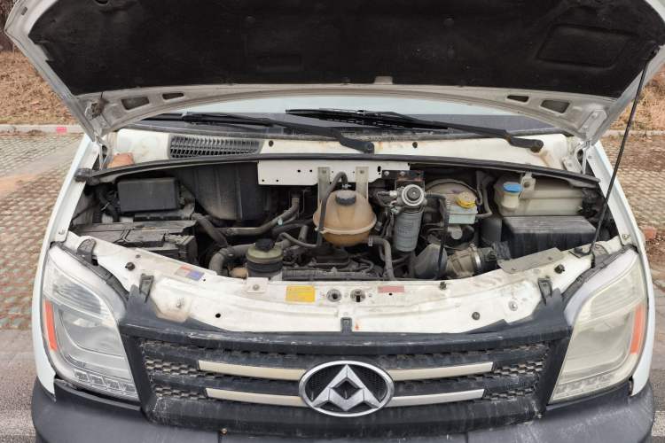 Used SAIC MAXUS Xintu V80 2015 2.5T Manual Aoyuntong Version Short Wheelbase Mid-Roof Engine Bay