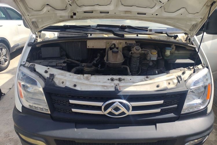 Used SAIC MAXUS Xintu V80 2015 2.5T Manual Aoyuntong Version Short Wheelbase Mid-Roof Engine Bay