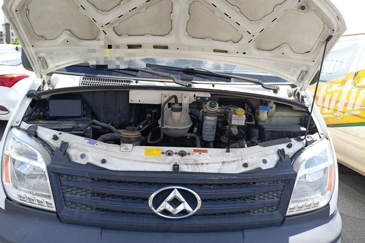 Used SAIC MAXUS Xintu V80 2015 2.5T Manual Aoyuntong Version Short Wheelbase Mid-Roof Engine Bay