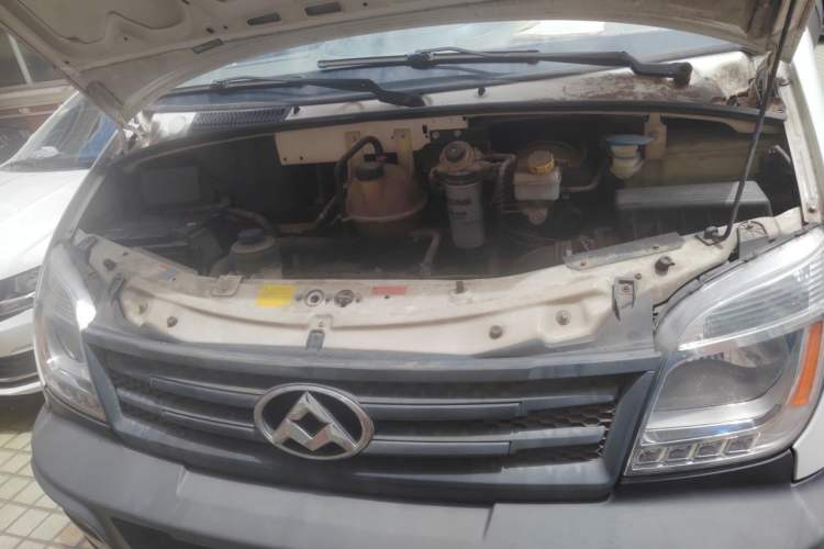 Used SAIC MAXUS Xintu V80 2015 2.5T Manual Aoyuntong Version Short Wheelbase Mid-Roof Engine Bay