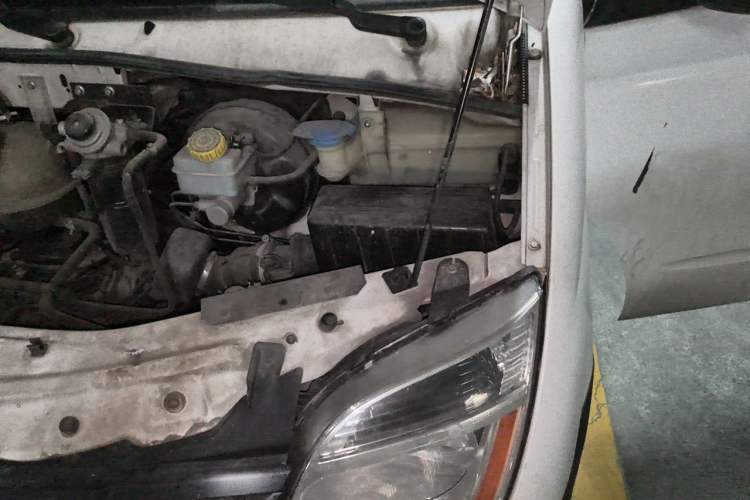 Used SAIC MAXUS Xintu V80 2015 2.5T Manual Aoyuntong Version Short Wheelbase Low Roof Engine Bay Left