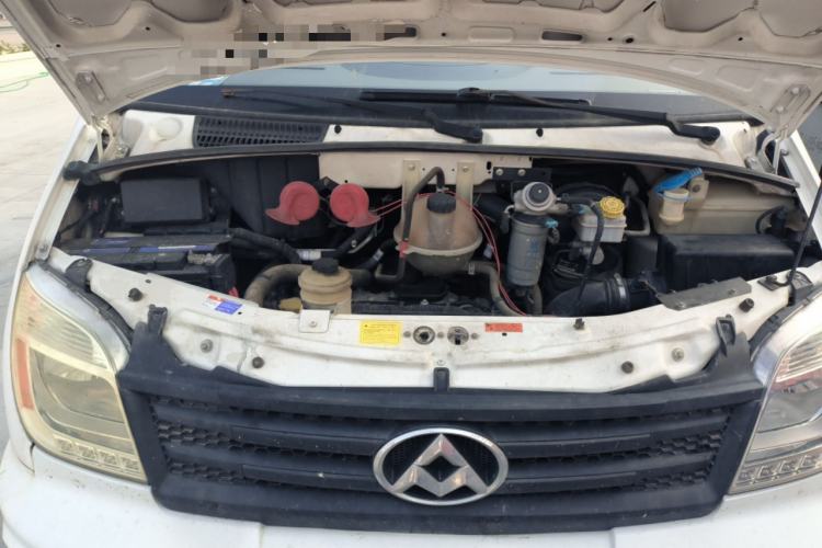 Used SAIC MAXUS Xintu V80 2015 2.5T Manual Aoyuntong Version Short Wheelbase Mid-Roof Engine Bay