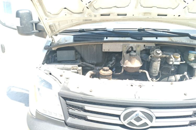 Used SAIC MAXUS Xintu V80 2015 2.5T Manual Aoyuntong Version Short Wheelbase Mid-Roof Engine Bay Right