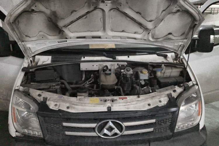Used SAIC MAXUS Xintu V80 2015 2.5T Manual Aoyuntong Version Short Wheelbase Low Roof Engine Bay